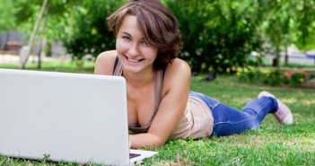 Parents should try to find middle ground to keep teens safe online
