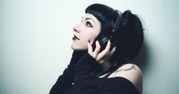 Study finds listening to music can help regulate mood during a stressful situation