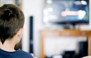Kids who text and watch TV simultaneously more likely to underperform at school