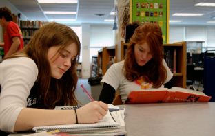 Critical thinking instruction in humanities reduces belief in pseudoscience