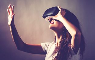 VR study reveals how your brain manipulates your visual perception when you move your hand