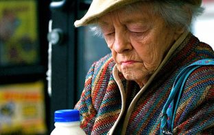 Smell loss predicts cognitive decline in healthy older people, study finds
