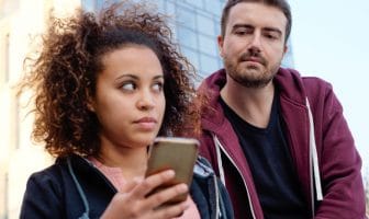 Men with higher testosterone levels report being more protective of their romantic relationships