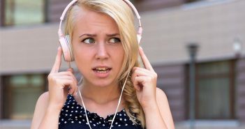 Yanny or Laurel? A speech scientist explains why your brain can decide to hear either one